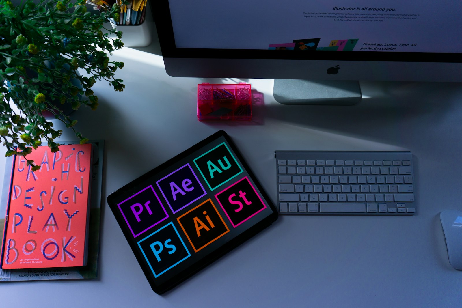 Diseñador trabajando en la identidad visual de una marca