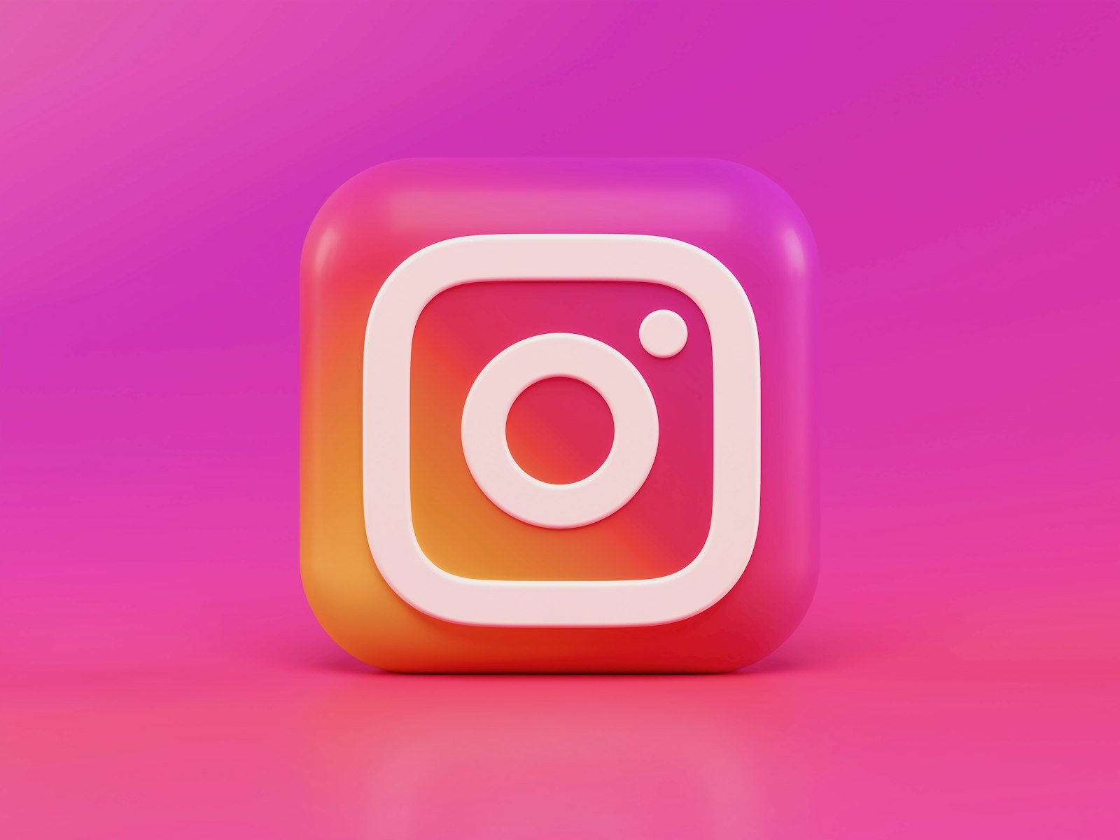 Equipo gestionando redes sociales de un negocio